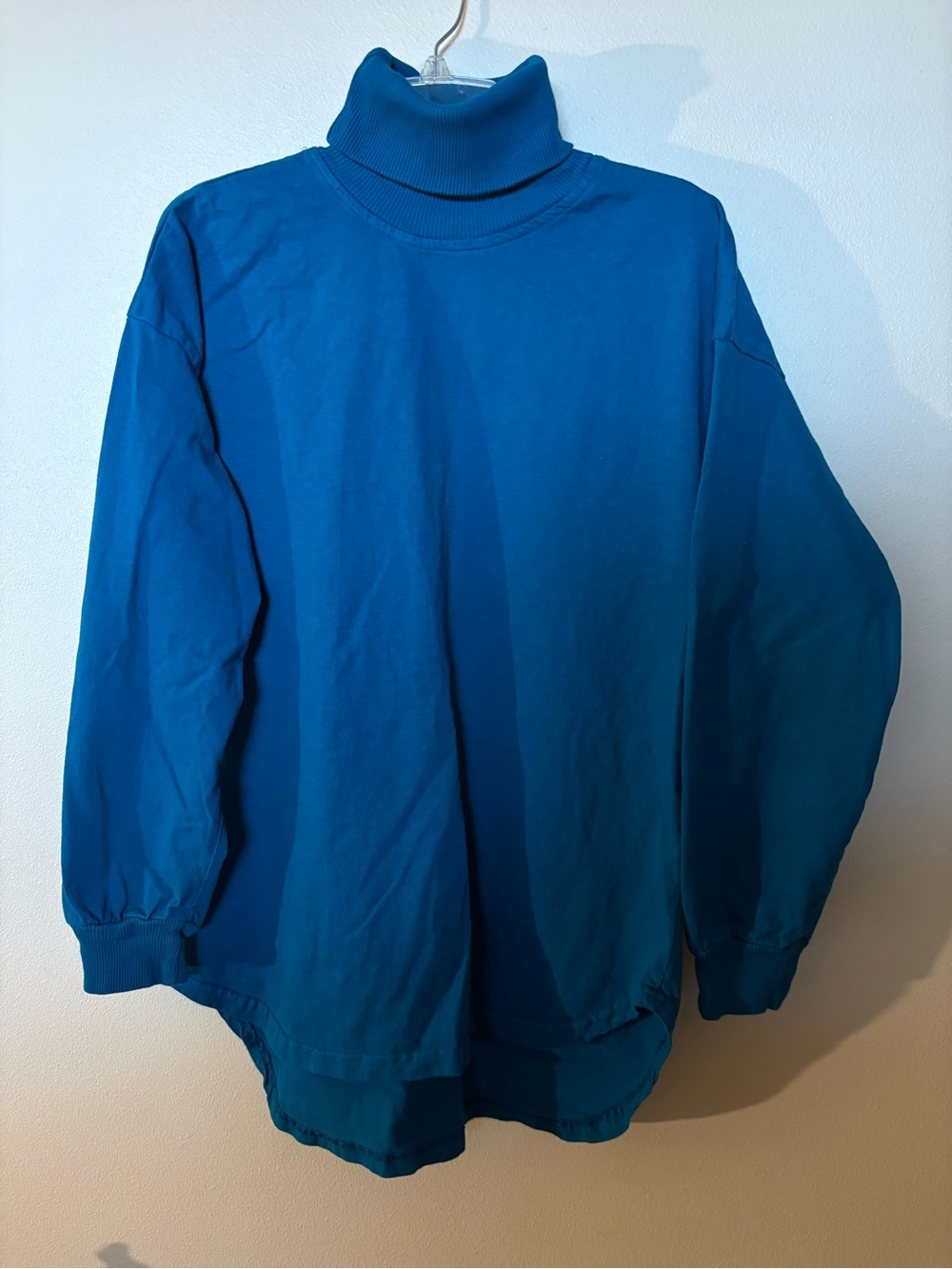 Vintage 90’s top in dark Turquoise.